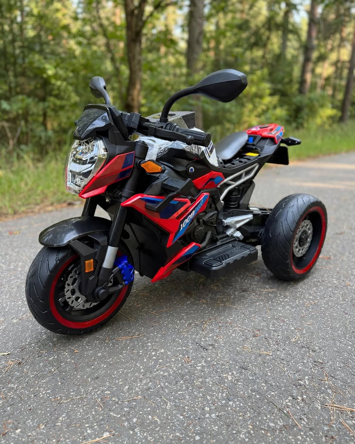 🏍️ MOTORR ELEKTRIK PER FEMIJE - MODEL I RI 2025!✅ GOMA TË BUTA EVA - nuk rrëshqasin, nuk bëjnë (2) 3 Wheel Kids Electric Motorcycle – Rechargeable Ride-On Bike with LED Lights for Kids - Image 1